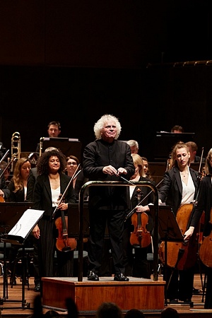 Simon Rattle with the London Symphony Orchestra (photograph by Laura Manariti).