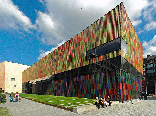 Brandhorst Museum of Modern Arts, Munich, Panorama from South West, 19 September 2010 (photograph by Guido Radig via Wikimedia Commons)