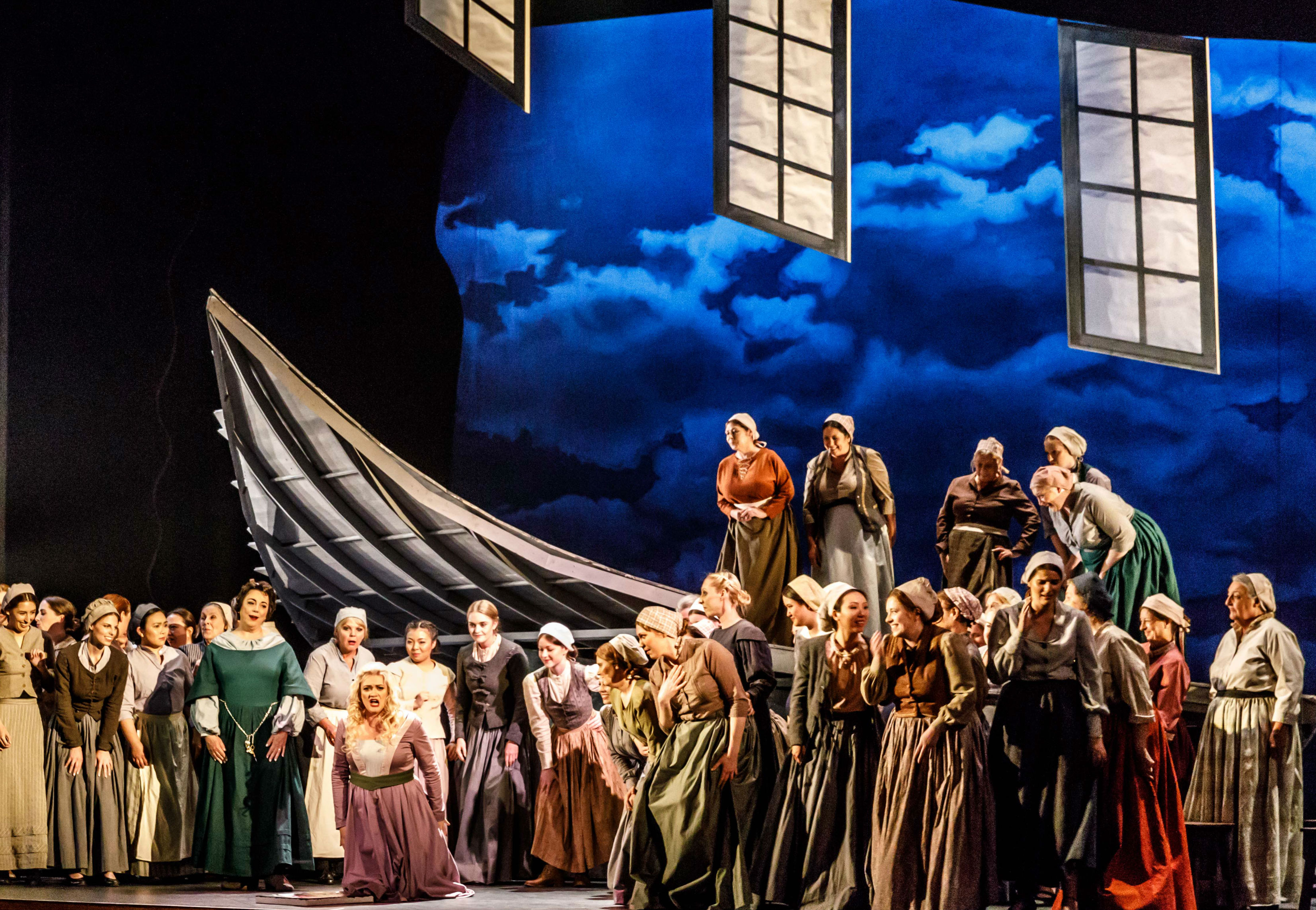 Lee Abrahmsen Senta with Melbourne Opera Chorus (photography by Robin Halls)