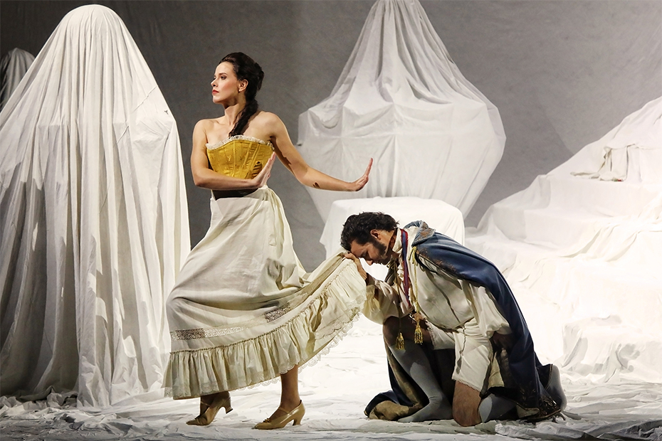 Sian Sharp as Marchesa Melibea and Shanul Sharma as Conte di Libenskof in Il Viaggio a Reims (photograph by Prudence Upton)