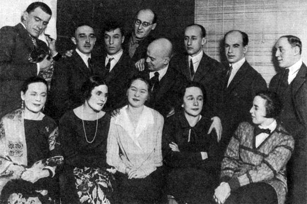 A gathering at the apartment of Mayakovsky and Brikov in Sokolniki, 1925. Standing (left to right): Mayakovsky, Osip Brik, Boris Pasternak, Sergei Tretyakov, Viktor Shklovsky, Lev Grinkrug, O.M. Beskin, P.V. Neznamov. Sitting: Elsa Triolet, Lilya Brik, R.S. Kushner, E.V. Pasternak, Olga Tretyakova. (photograph from Maïakovski by Elsa Triolet (1939)/Wikimedia Commons)