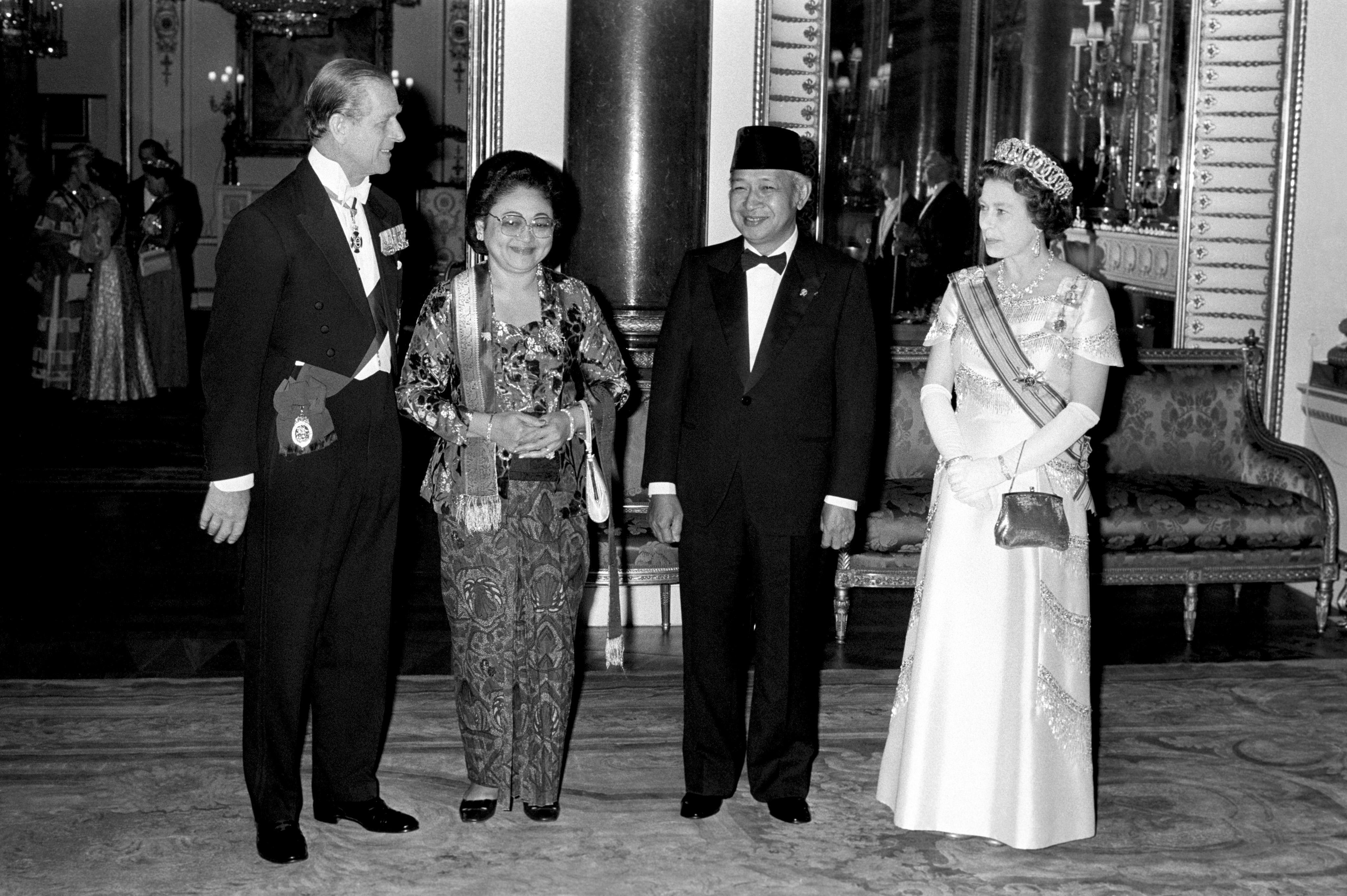 President General Soeharto of Indonesia and his wife, Madame Tien Soeharto, with Queen Elizabeth II and the Duke of Edinburgh at Buckingham Palace before a State banquet in their honor, 1979 (PA Images/Alamy)