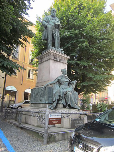 Monument to Italian politician Agostino Depretis, piazza Vittorio Veneto, Stradella (photograph by Zeisterre, via Wikimedia Commons)