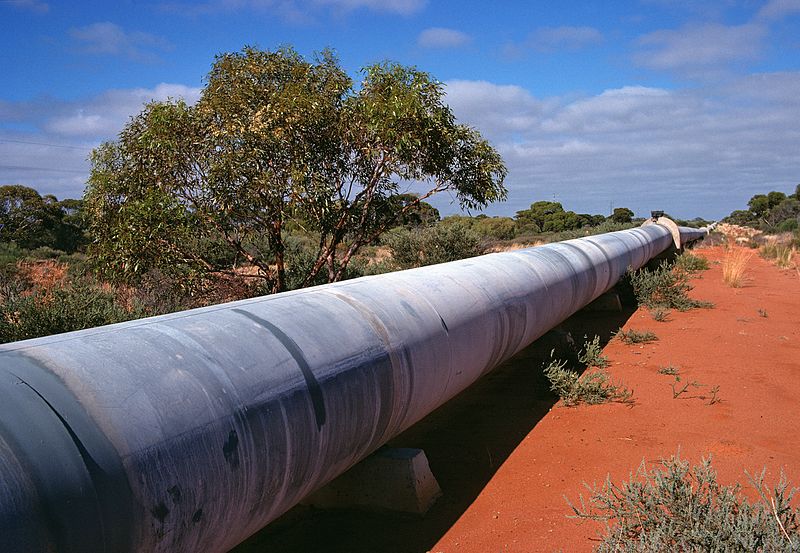 Section of the Perth Kalgoorlie water supply pipeline near Merredin WA, 1976 (photograph by Willem van Aken, source: CSIRO scienceimage via Wikimedia Commons)