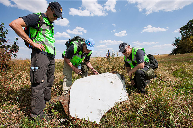 Investigation of the crash site of MH-17 by Dutch and Australian police officers (source: Netherlands Ministry of Defense via Wikimedia Commons)