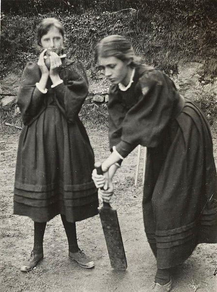 Virginia Woolf and Vanessa Bell as children