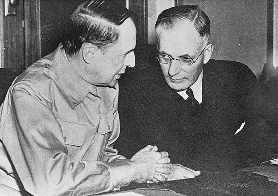 John Curtin and US General Douglas MacArthur meet at Parliament House 1942 550