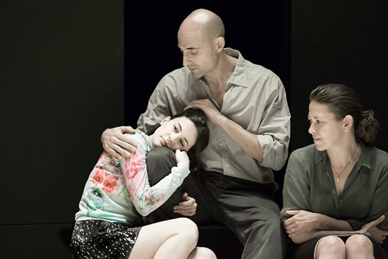 Young Vic Phoebe Fox Catherine Mark Strong Eddie and Nicola Walker Beatrice in A View from the Bridge. Photo by Jan Versweyveld. at Young Vic Theatre 550