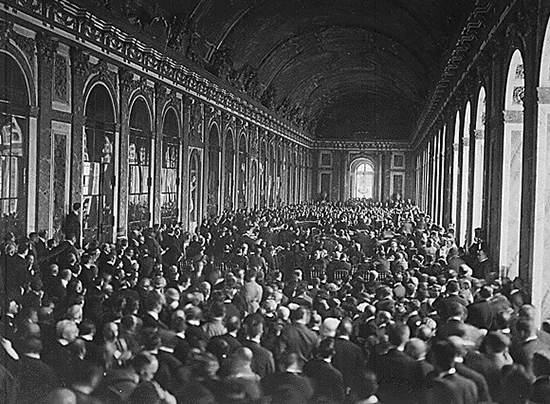Treaty of Versailles Signing Hall of Mirrors. 550jpg