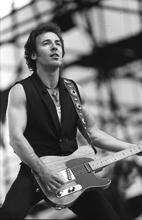 Bruce Springsteen Bundesarchiv Bild 183 1988 0719 38 Bruce Springsteen Konzert in der DDR 250jpeg