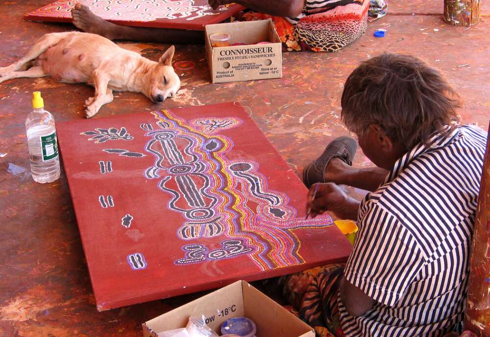 Bessie Sims from the Warlukurlangu Artists Aboriginal Association at work at the Yuendumu Art Centre, Yuendumu, 2003 [picture] / Francis Reiss