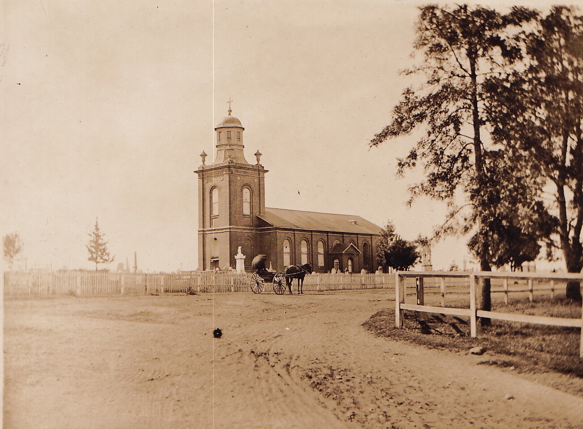 St Matthews Church, the oldest surviving Anglican church in Australia, in Windsor, New South Wales, 1906 (photo by the Royal Australian Historical Society/Wikimedia Commons)