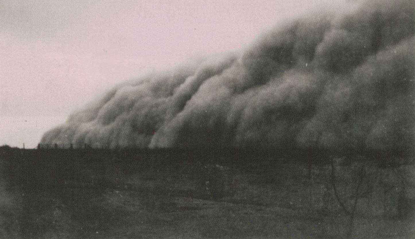 An image encroaching dust storms taken by Fred Harrison in the 1940s. The Dunera internees were greeted by the same storms on their arrival in Hay. (Source and copyright: David Harrison)