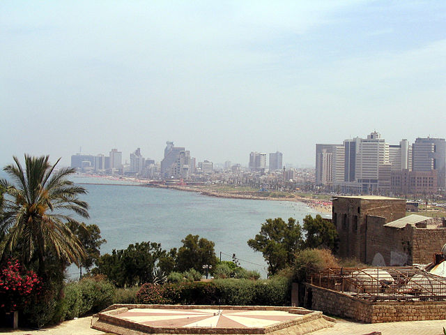 Tel Aviv seen from Jaffo, 2005 (photograph by Kaasmail)