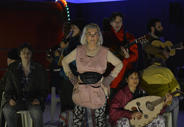 Robyn Nevin as Mother Courage and cast (photograph by Heidrun Lohr)
