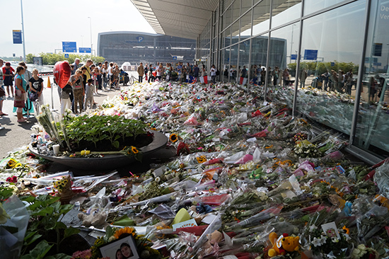 Bloemenzee op Schiphol voor slachtoffers MH17 2