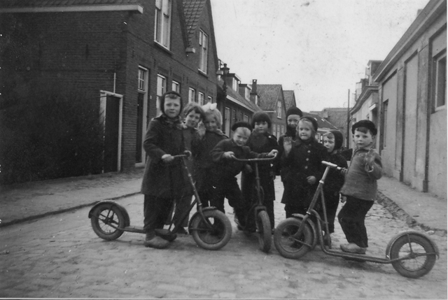 The Nachgeborenen Elisabeth Holdsworth second from left Fritz front centre