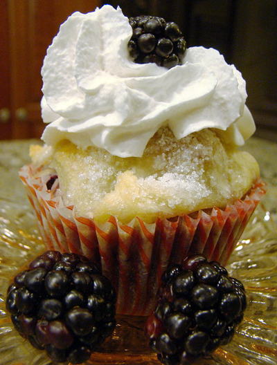 Blackberry pan dowdy cupcake