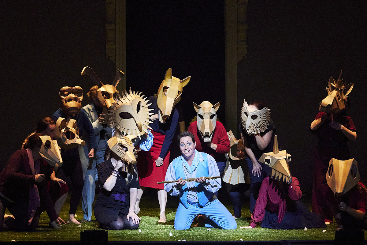 Michael Smallwood as Tamino and the Opera Australia Chorus (photograph by Keith Saunders)