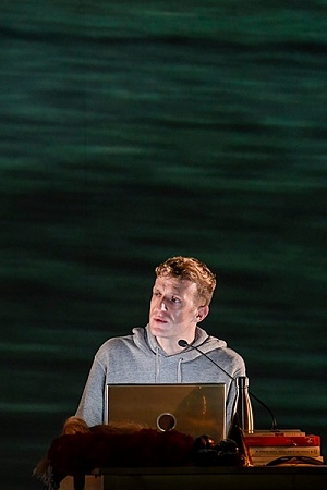 Édouard Louis in Qui a tué mon père (photograph by Roy Van Der Vegt)