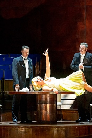 Pavel Černoch as Albert Gregor, Karita Mattila as Emilia Marty and Károly Szemerédy as Dr. Kolenaty (photograph by Bernd Uhlig and courtesy of Opéra National de Paris).