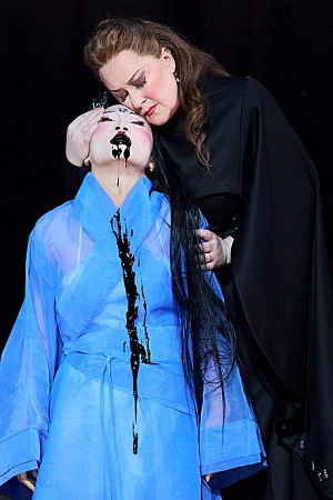 Hoyori Maruo as Lou-Ling and Rebecca Nash as Turandot (photograph courtesy of Opera Australia)