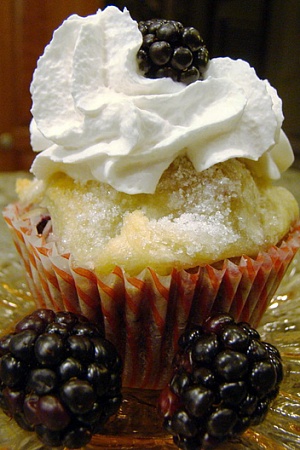 Blackberry pan dowdy cupcake