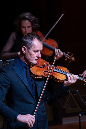 Richard Tognetti and the Australian Chamber Orchestra (photograph by Dylan Henderson).