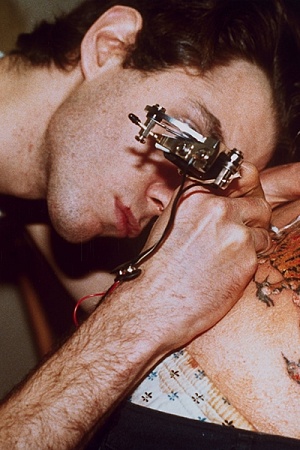 Nan Goldin, Mark tattooing Mark, Boston, 1978 (© Nan Goldin and courtesy of National Gallery of Australia).