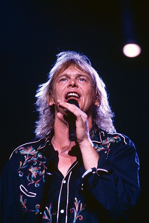 John Farnham at the Chain Reaction concert, 1990 (copyright Serge Thomann).