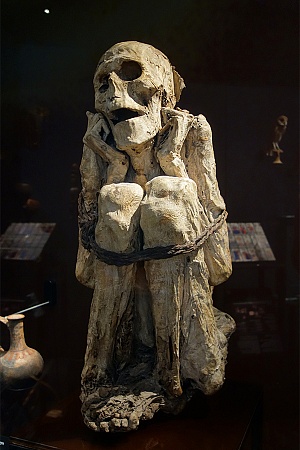 Chacapoya mummy at the Museum of Mankind (photograph by Velvet via Wikimedia Commons)