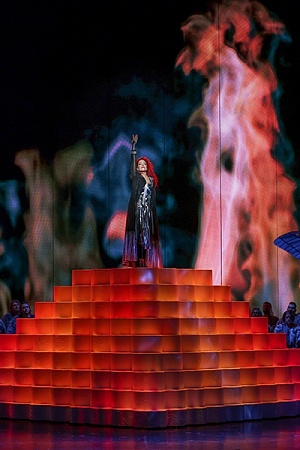 Lise Lindstrom as Brünnhilde and the Opera Australia Chorus in Götterdämmerung (photograph by Wallis Media).