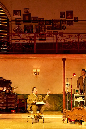 Anthony Mackey as Pinellino, Tristan Entwistle as Guccio, Tom Hamilton as Amantio di Nicolao, Tomas Dalton as Rinuccio, Richard Anderson as Simone, Angela Hogan as La Ciesca, Alexander Hargreaves as Marco, David Parkin as Betto di Signa, Jane Ede as Nella, Kanen Breen as Gherardo, Adele Johnston as Zita and Simon Meadows as Gianni Schicchi in Gianni Schicchi (photograph by Keith Saunders) 