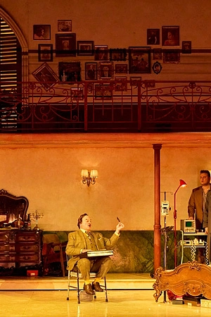 Anthony Mackey as Pinellino, Tristan Entwistle as Guccio, Tom Hamilton as Amantio di Nicolao, Tomas Dalton as Rinuccio, Richard Anderson as Simone, Angela Hogan as La Ciesca, Alexander Hargreaves as Marco, David Parkin as Betto di Signa, Jane Ede as Nella, Kanen Breen as Gherardo, Adele Johnston as Zita and Simon Meadows as Gianni Schicchi in Gianni Schicchi (photograph by Keith Saunders) 