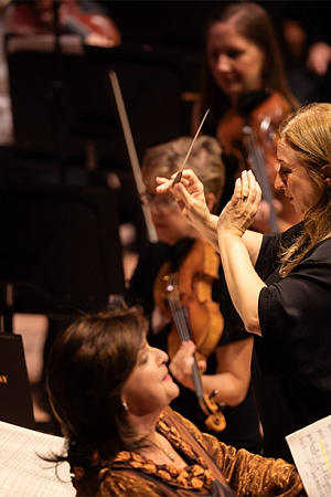 Simone Young conducts Gurrelieder (image courtesy of Sydney Symphony Orchestra, photograph by Dan Boud.)