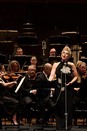 Joyce DiDonato, accompanied by the Melbourne Symphony Orchestra in the Ryman Healthcare Spring Gala (photograph by Laura Manariti)