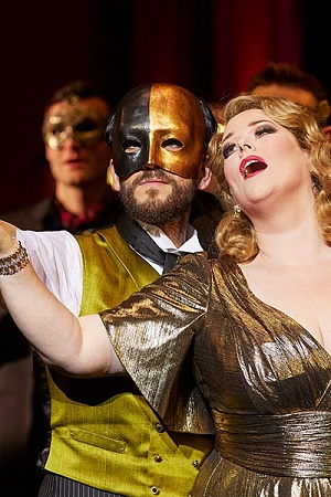 Marko Mimica as Dapertutto, Jessica Pratt as Giulietta and the Opera Australia Chorus (photograph by Keith Saunders).