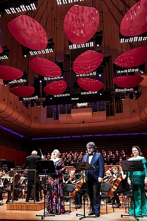 The cast of La Gioconda with the Opera Australia Orchestra (photograph by Keith Saunders).