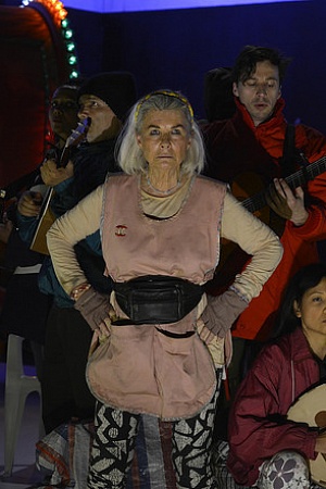 Robyn Nevin as Mother Courage and cast (photograph by Heidrun Lohr)