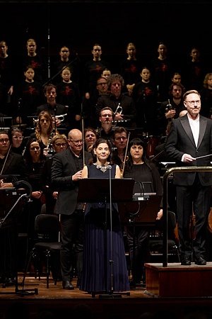 Benjamin Northey conducts Kaddish (photograph by Laura Manariti)