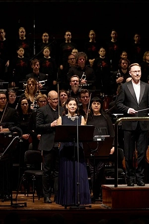 Benjamin Northey conducts Kaddish (photograph by Laura Manariti)