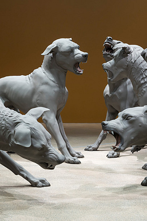 Installation view of the ‘Ron Mueck: Encounter’ exhibition, featuring 'Havoc' (2025) © Ron Mueck, (Photograph by Anna Kucera)