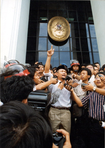 6._outside_pengadilan_Jkt_Selatan_1996