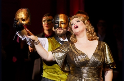 Marko Mimica as Dapertutto, Jessica Pratt as Giulietta and the Opera Australia Chorus (photograph by Keith Saunders).