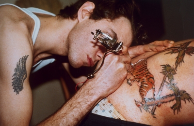 Nan Goldin, Mark tattooing Mark, Boston, 1978 (© Nan Goldin and courtesy of National Gallery of Australia).