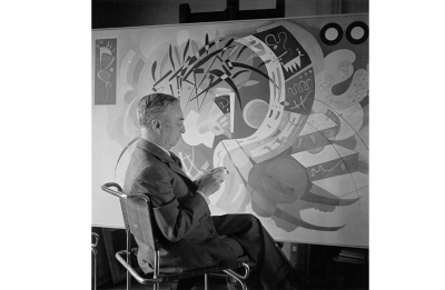 Kandinsky with his painting &#039;Dominant curve (Courbe dominante)&#039;, Paris 1936, photo Boris Lipnitzki © Boris Lipnitzki  Roger-Viollet