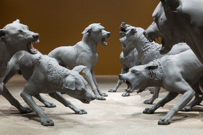 Installation view of the ‘Ron Mueck: Encounter’ exhibition, featuring 'Havoc' (2025) © Ron Mueck, (Photograph by Anna Kucera)